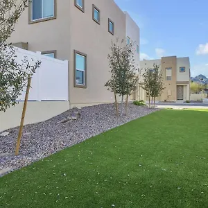 Bright & Spacious Sleeps 10 Apartment Phoenix